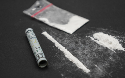Cocaina nella siepe: arrestato un 34enne con 235 grammi