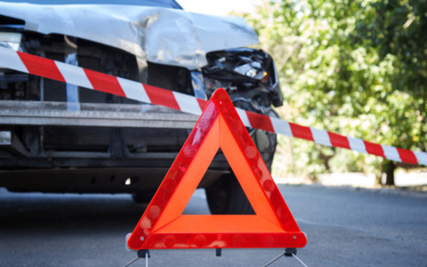Motociclista incastrato sotto un camion dopo lo scontro