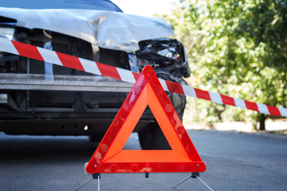Motociclista incastrato sotto un camion dopo lo scontro